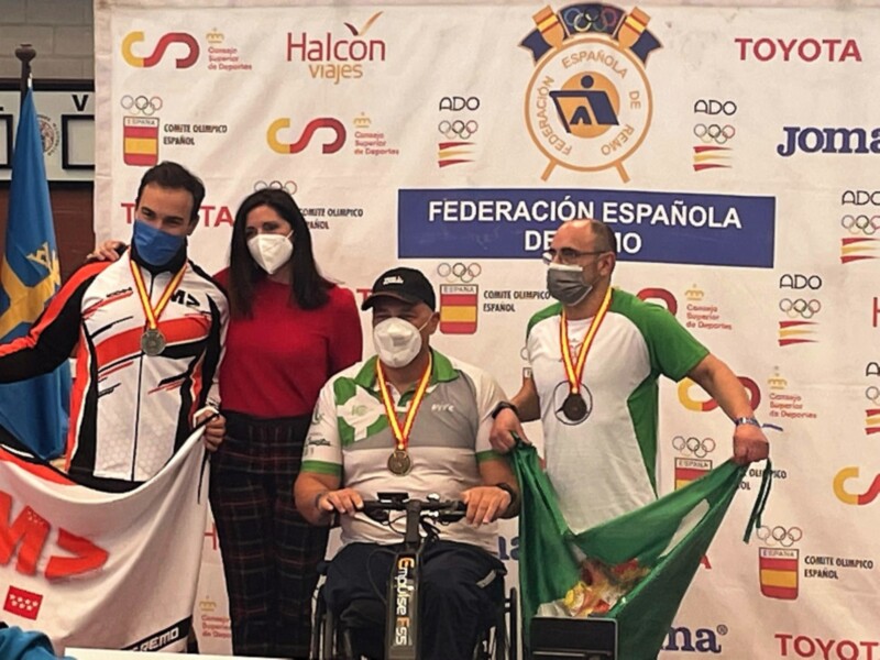 Medallistas en el podio de un campeonato nacional de España, con banderas y logotipos de la Federación Española de Deportes y Toyota en el fondo.