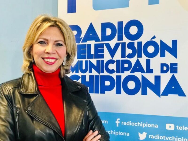 Presentadora de Radio Chipiona, una emisora municipal de radio y televisión en Chipiona, España.