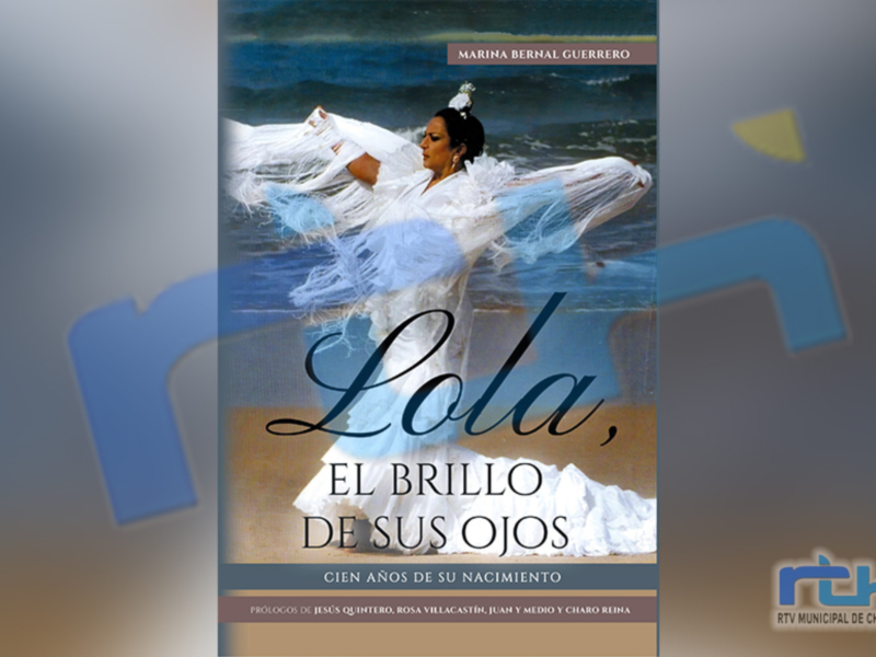 Portada del libro 'Lola, el brillo de sus ojos' con una imagen de una mujer danzando en el agua.