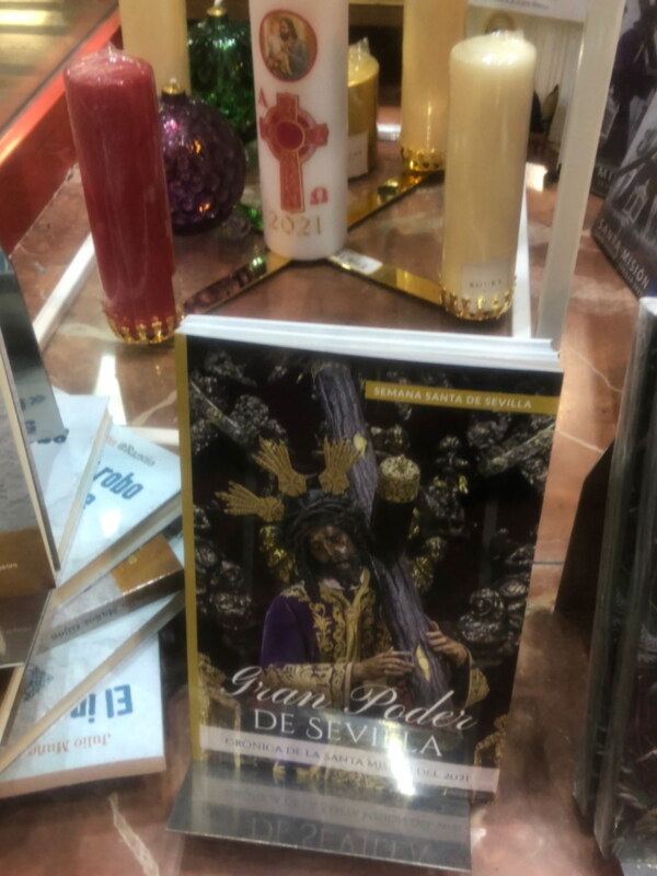 Exposición de velas y libro sobre la Semana Santa de Sevilla 2021.