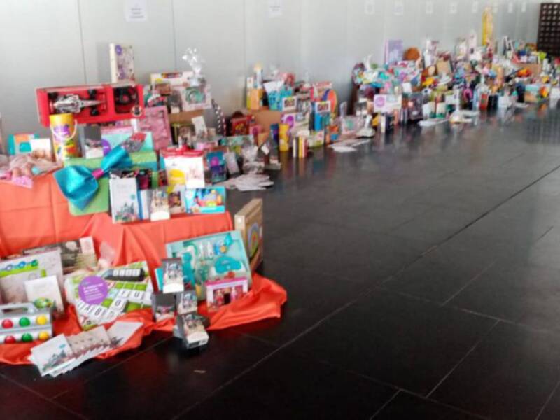 Áreas de donación repletas de regalos y juguetes para eventos benéficos.