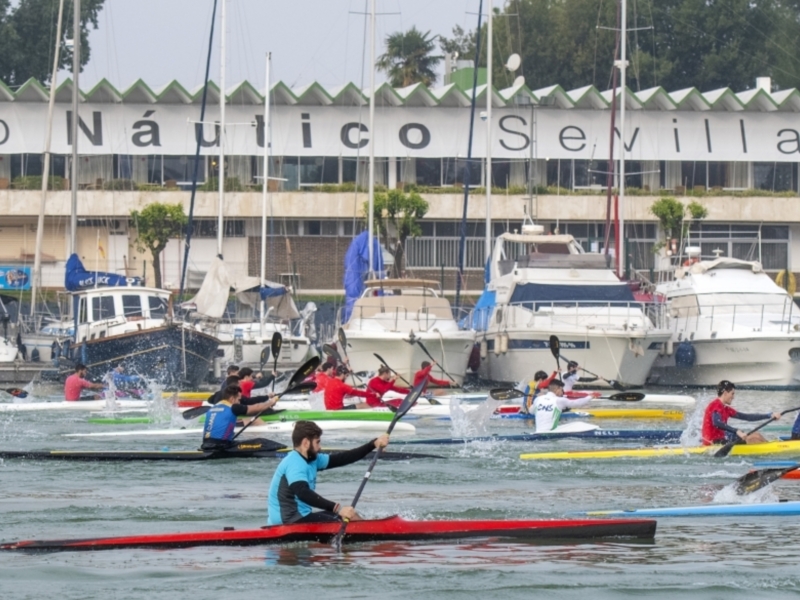 Competencia de kayak en el Club Náutico de Sevilla.