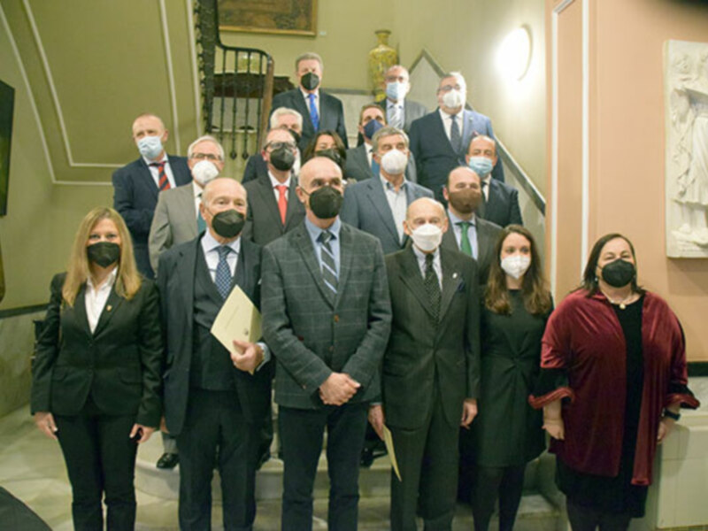 Grup de persones amb mascaretes en un espai formal, probablement una cerimònia oficial.