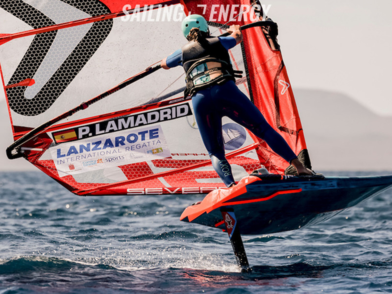 Competidor en acción durante la Lanzarote International Regatta, navegando con habilidad sobre el viento y el agua.