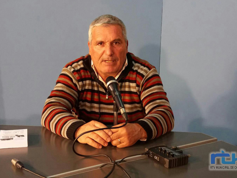 Persona hablando en una conferencia de prensa en RTV Municipal de Chipiona.
