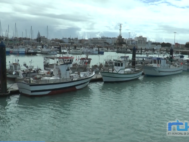 Botes de pesca amarrados en el puerto de Chipiona, Cádiz, España.