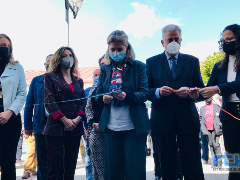 Inauguración oficial con corta de cinta en presencia de autoridades municipales y ciudadanos.