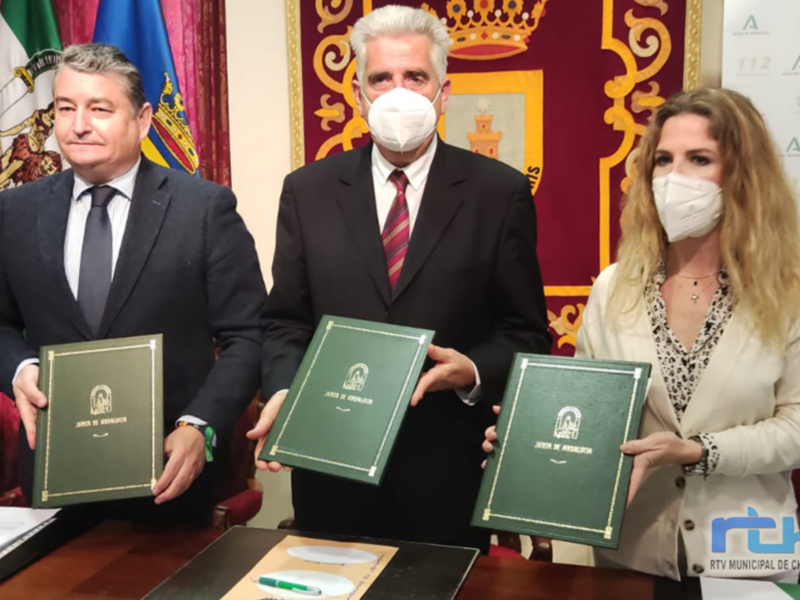 Oficiales presentan documentos en una ceremonia oficial en Chipiona.