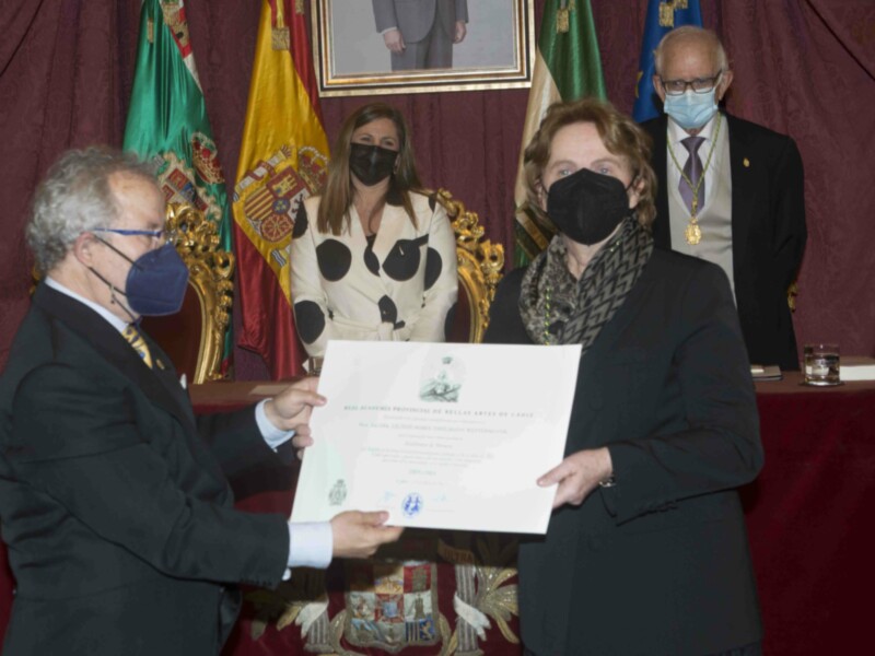 Entrega de un certificado en una ceremonia formal en la Real Academia Provincial de Bellas Artes de Cádiz.