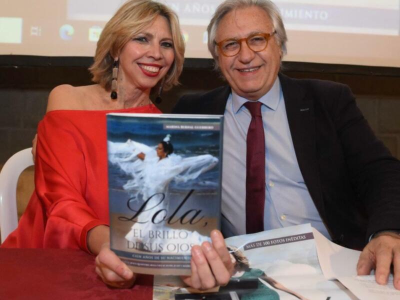 Presentación del libro 'Lola, el brillo de sus ojos' con autoras y autor.