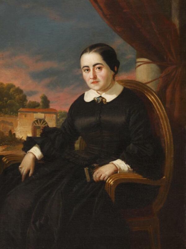 Retrato de mujer sentada en un sillón, vestida con un vestido negro y un fondo de paisaje pintado.