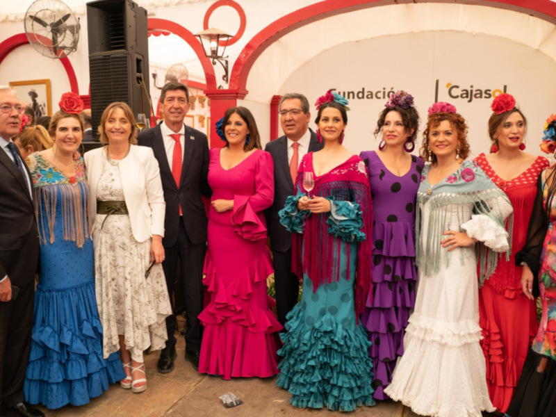 Celebración con vestimentas flamencas y autoridades en un evento de la Fundación Cajasol.
