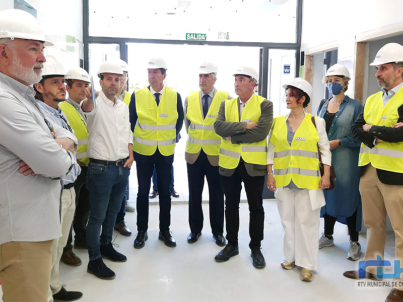 Equipo de trabajo en una visita de inspección en una instalación industrial.