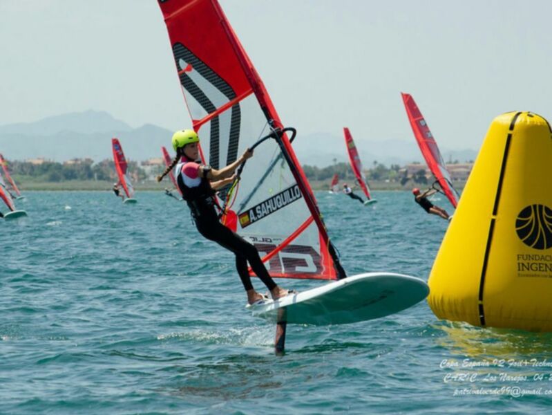 Competidor de windsurf en acción durante una competición en Los Narejos.