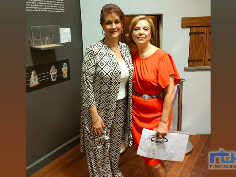 Damas en una exposición de arte en Chipiona, España.