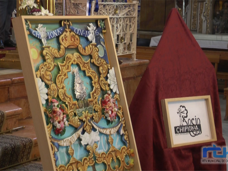 Detalles de un altar religioso con una imagen elaborada y un letrero con el nombre 'Rocio'.