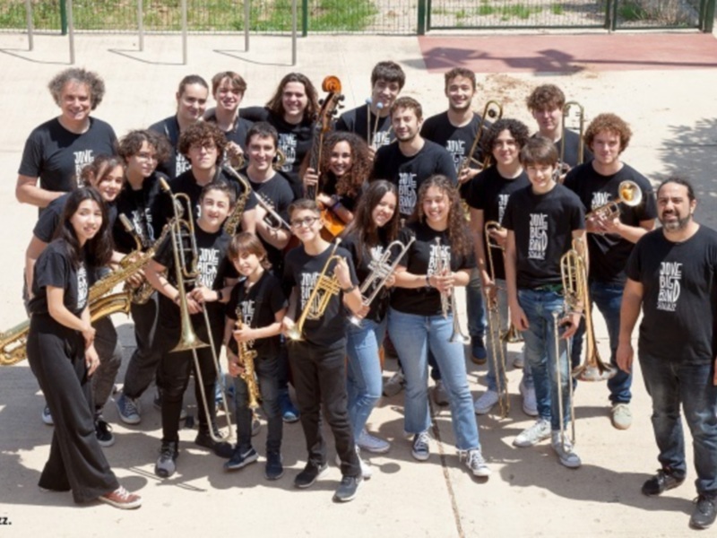 Grup de joves músics amb instruments de sèrie, posant per una foto en un ambient escolar. © Sedajazz.