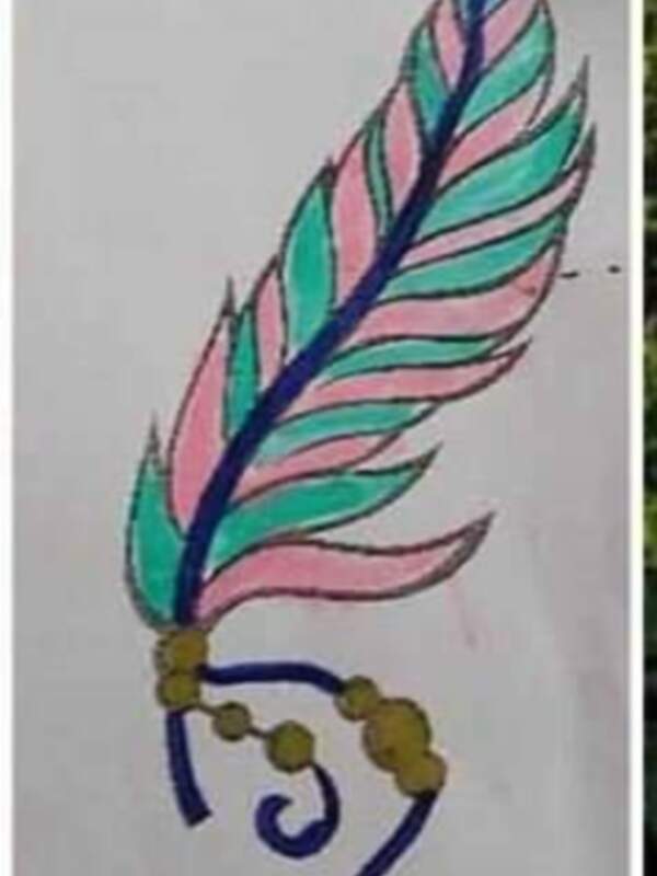 Dibujo de una pluma con colores vibrantes y detalles en oro, sobre un fondo blanco.