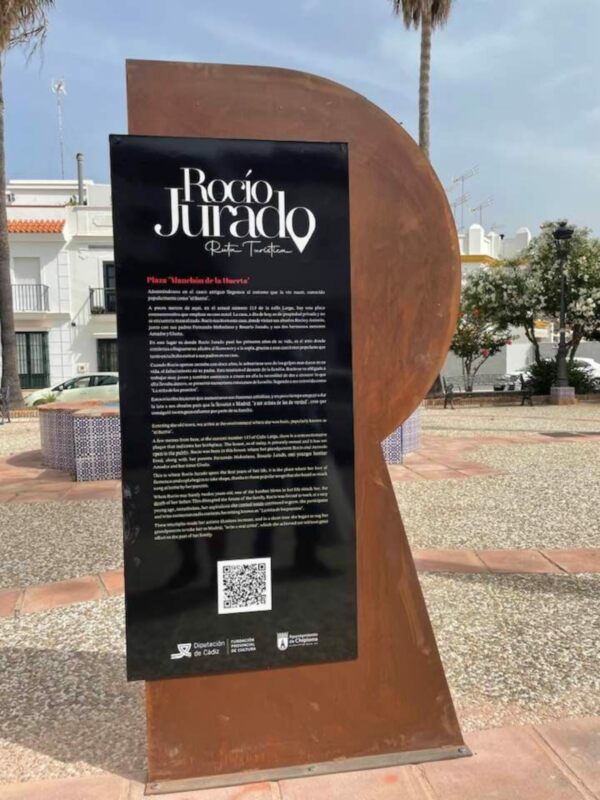 Placa informativa sobre Rocío Jurado en la Plaza Manchón de la Huerta, Cádiz.