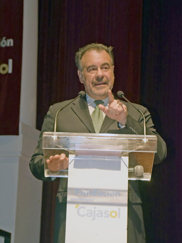 Hombre hablando en un evento de la Fundación Cajasol.
