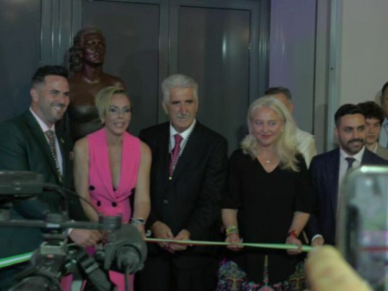 Oficialmente se inaugura el evento con el corte del cinturón ceremonial.