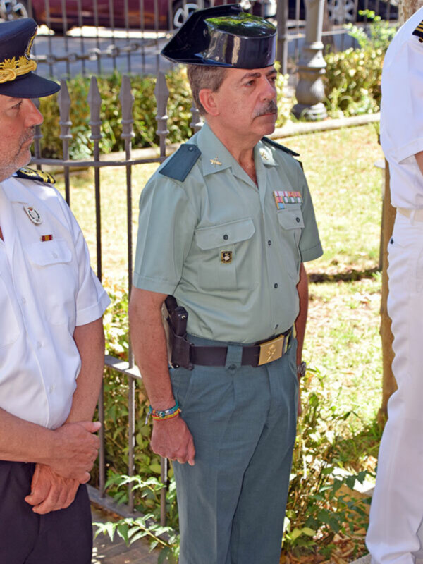 Oficiales de policía en uniforme militar durante una reunión o evento formal al aire libre.