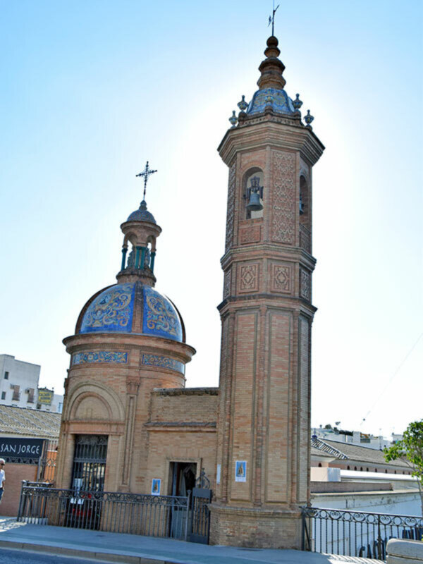 Iglesia de San Jorge con su característica cúpula azul y torre ornamental en Sevilla, España.
