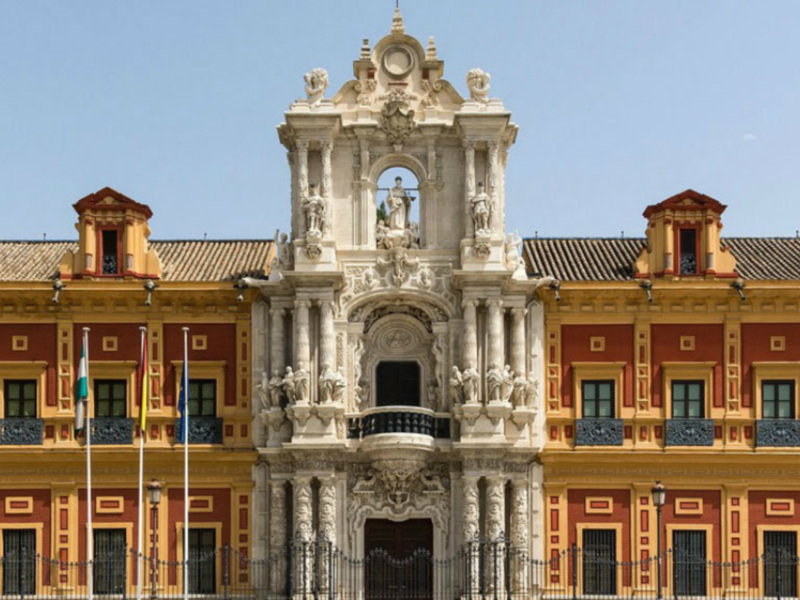 Palacio de San Telmo, un edificio histórico con detalles arquitectónicos impresionantes en Málaga, España.