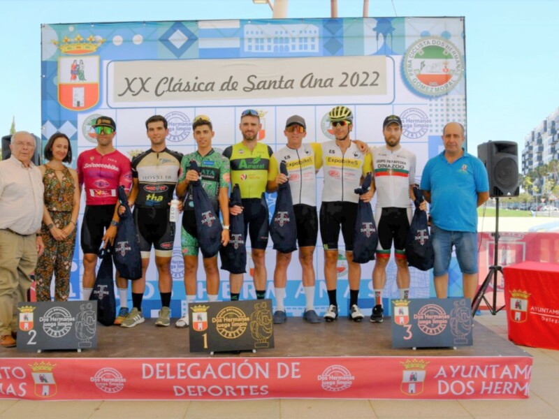Podio de la XX Clásica de Santa Ana 2022 con los ganadores y representantes locales.