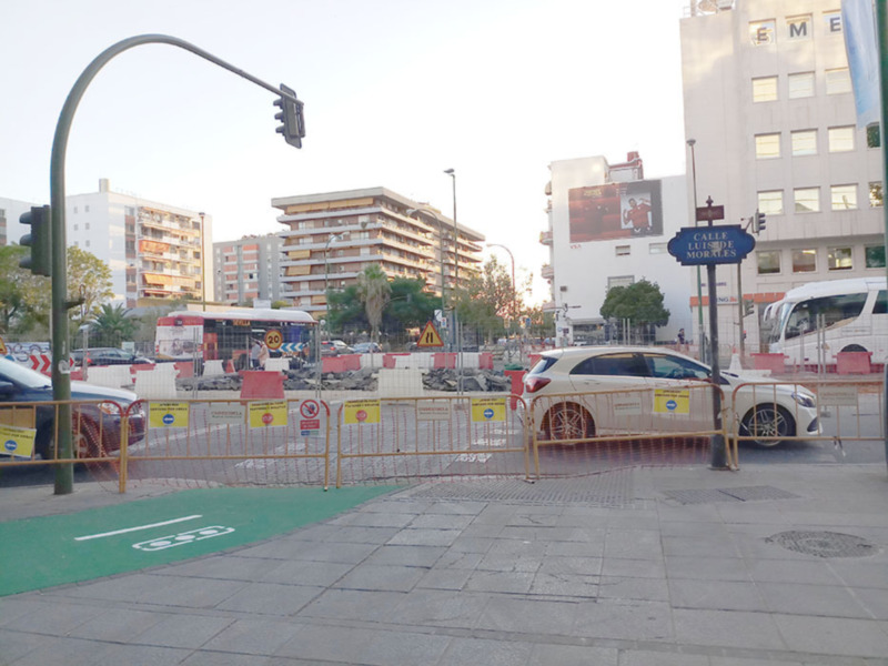 Calle Luis de Morales con obras en construcción, edificios al fondo y señalización de tráfico.