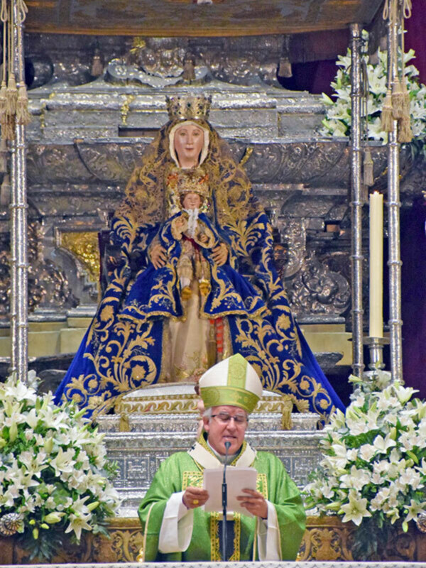 Misa en honor a la Virgen del Carmen, con la imagen procesional y el sacerdote oficiando el culto.