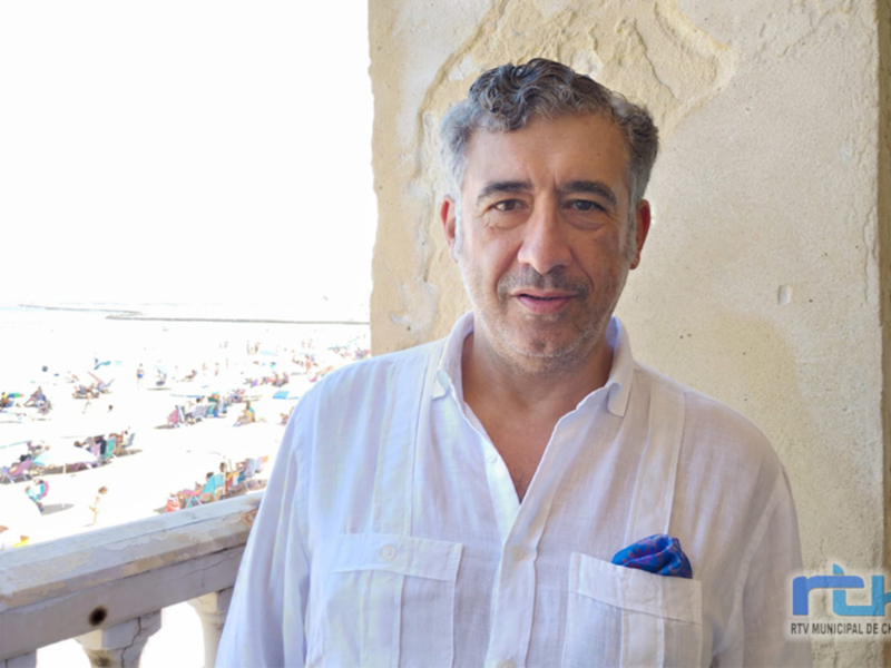 Retrato de un hombre en una terraza con vista a la playa, Chipiona, España