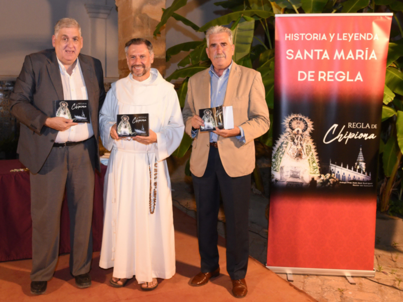 Presentación del libro 'Historia y Leyenda de la Realeza de Chipiona' en una celebración religiosa.