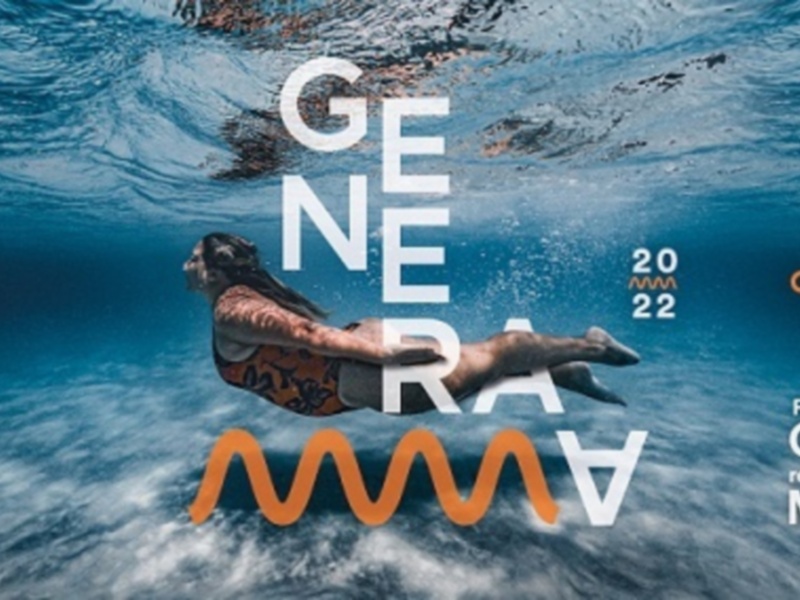 Festival de Cine realizado por Mujeres, 7-11 Septiembre, Chiclana, con una imagen de una persona nadando en el agua azul profunda.
