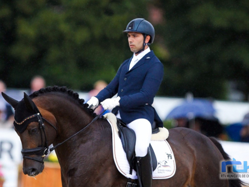 Jinete en competencia de equitación con su caballo, listo para la acción.