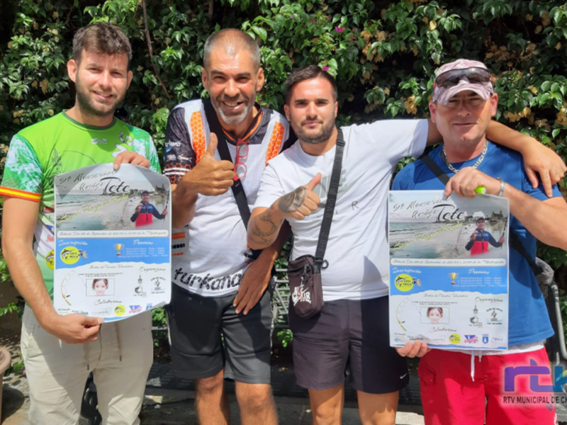 Equipo ganador del torneo de pesca 'Regatas Tote' celebrado en Chipiona, con certificados y felicitaciones.