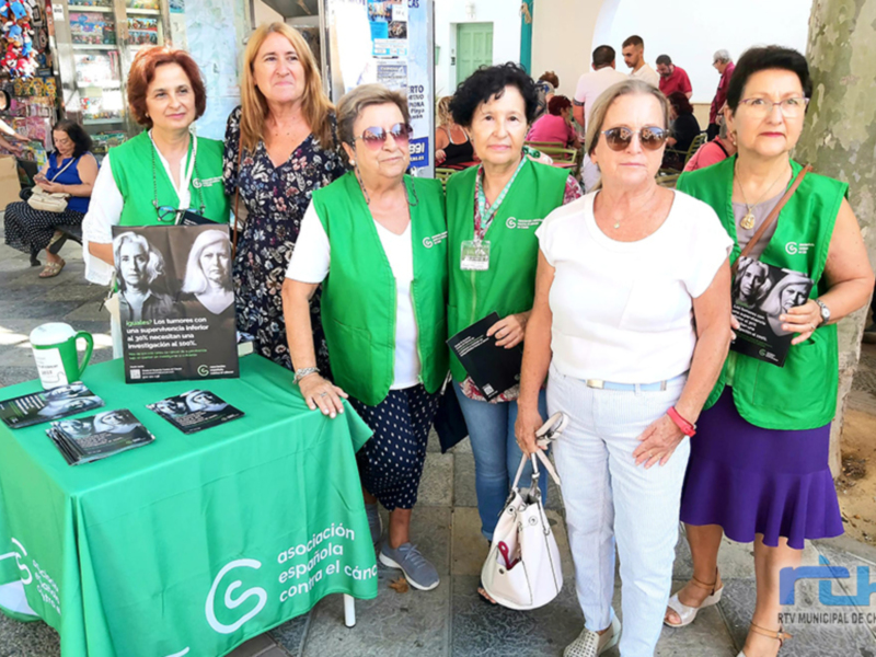 Voluntarios de la Asociación Española Contra el Cáncer en una actividad pública.