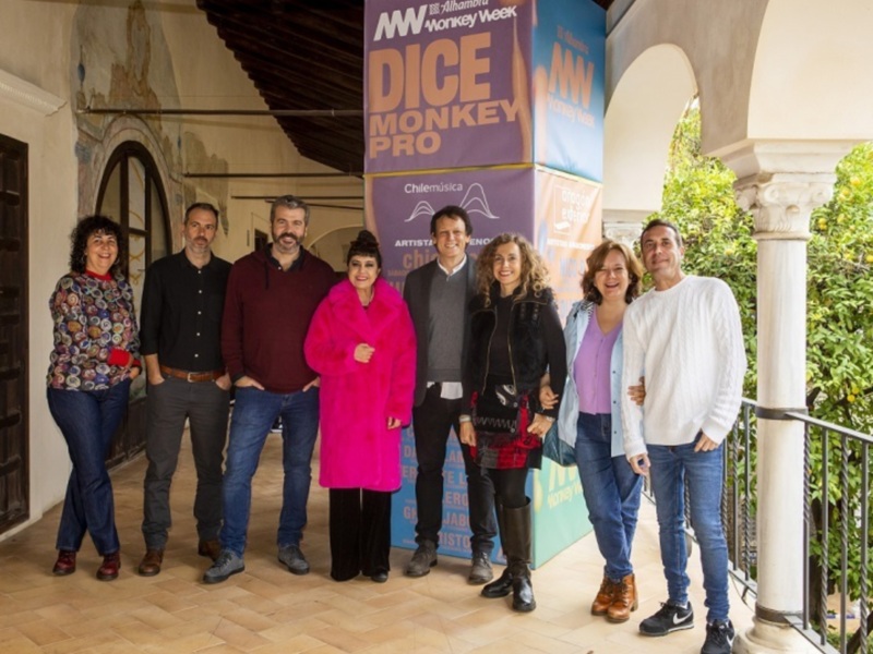 Equipo de artistas y organizadores del Monkey Week posando en el patio de la Alhambra.