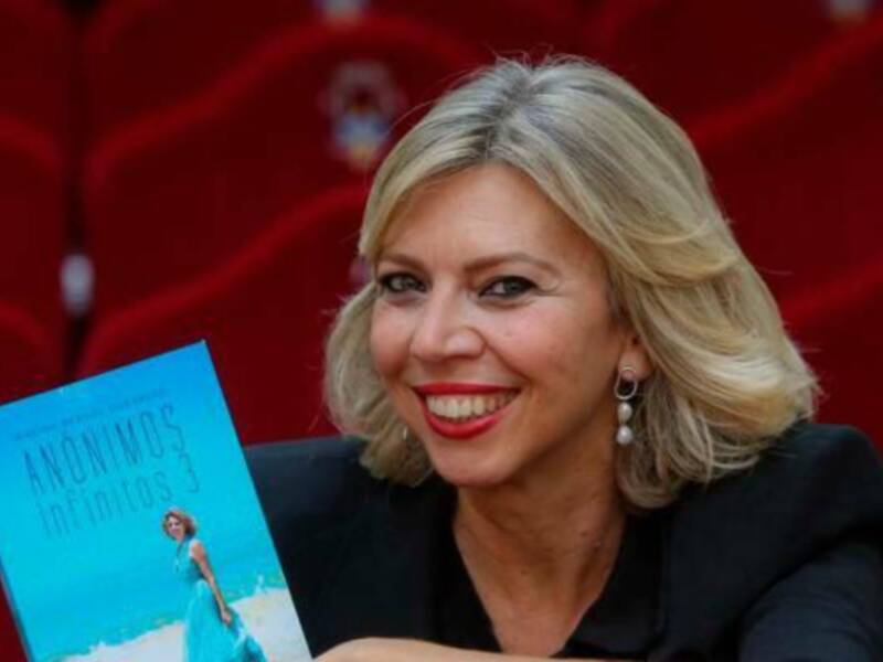 Autora presenta su libro 'Anónimos infinitos 3'.