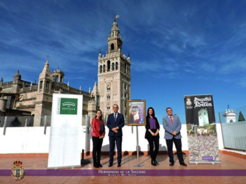 Presentación de la Hermandad de la Soledad en Sevilla, frente a la Catedral de Sevilla.