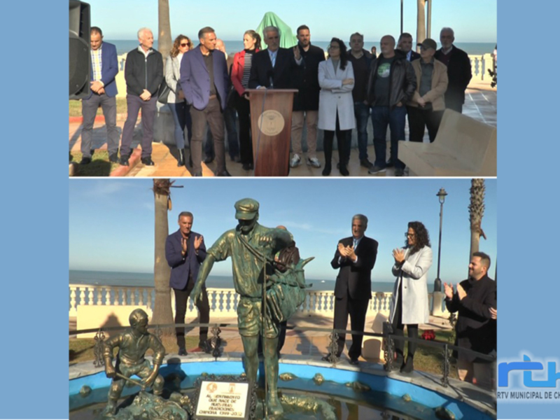 Inauguración de la escultura 'Al Gentilhombre de la Playa' en Chipiona, con autoridades y público en el acto.