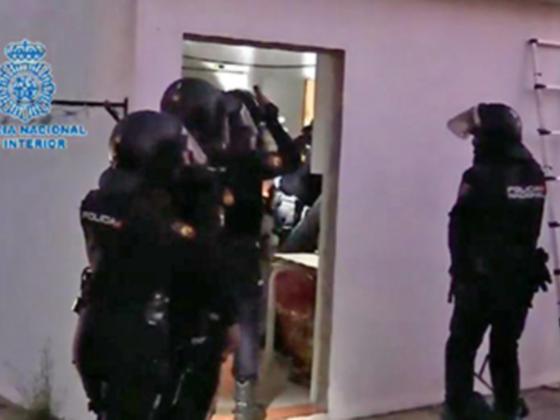 Efectivos de la Policía Nacional en una operación de seguridad en una vivienda.