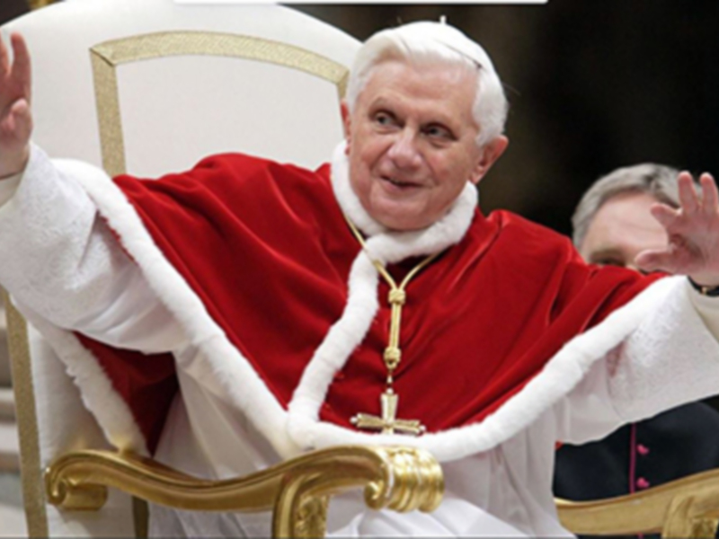 El Papa Benedicto XVI saludando durante una audiencia en el Vaticano.