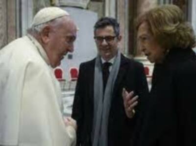 La reina doña Sofía y el ministro Félix Bolaños trasladan las condolencias de España a la comunidad católica en el funeral de Benedicto XVI