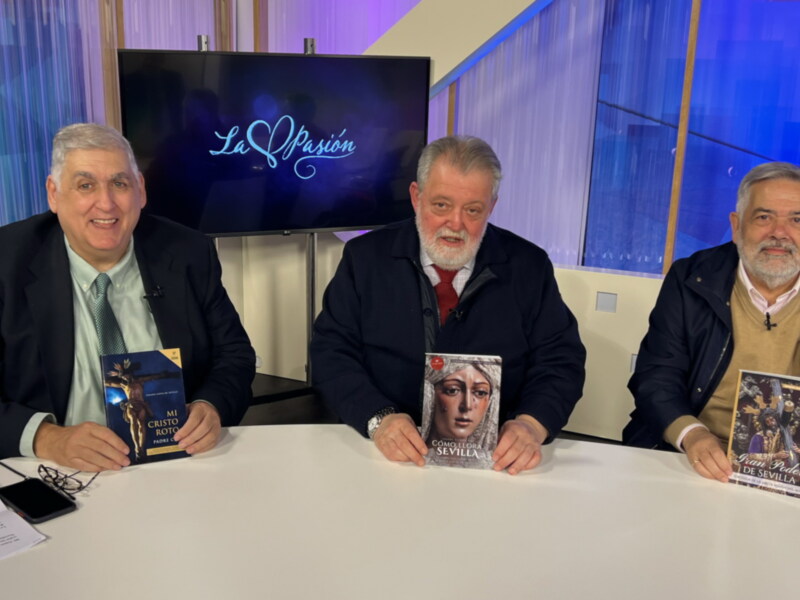Entrevista en La Pasión con tres invitados presentando sus libros sobre la Semana Santa de Sevilla.