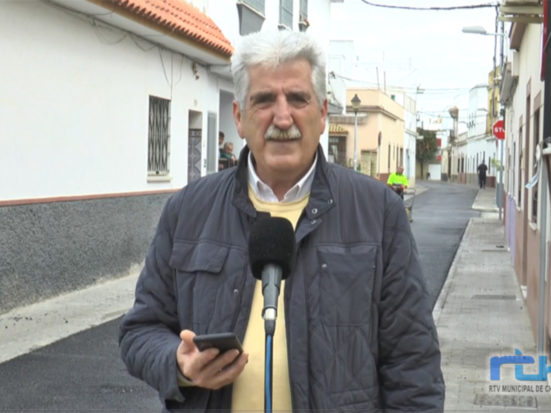 Reportero en una calle urbana, RTV Municipal de Chipiona.