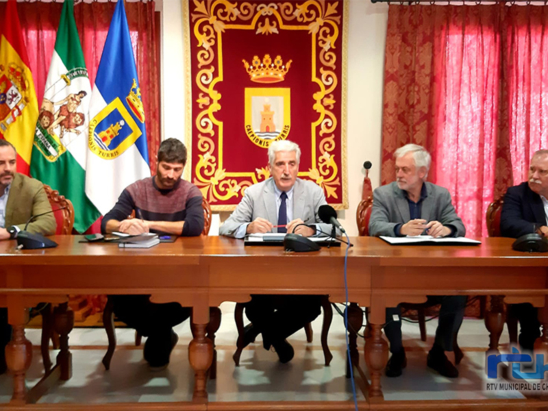 Conferencia de prensa en el Ayuntamiento de Chipiona, con autoridades locales y representantes de instituciones.
