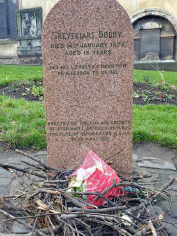 Tumba de Greyfriars Bobby, un perro famoso por su lealtad, en Edimburgo, Escocia.