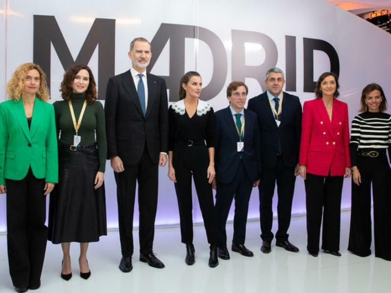 Grupo de personas posando frente a un fondo con el texto 'MADRID' en una reunión formal.