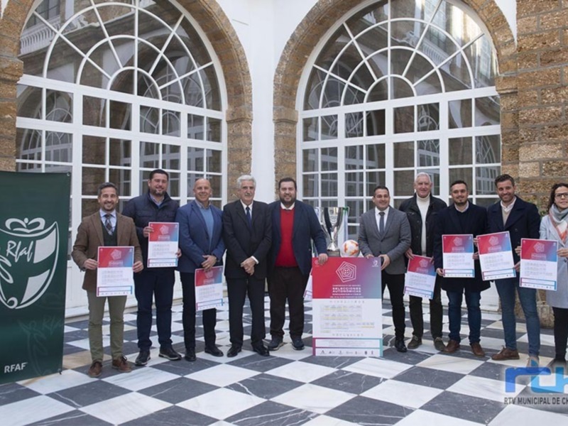 Equipo de empresarios posando con premios en un evento empresarial en Chipiona, España.